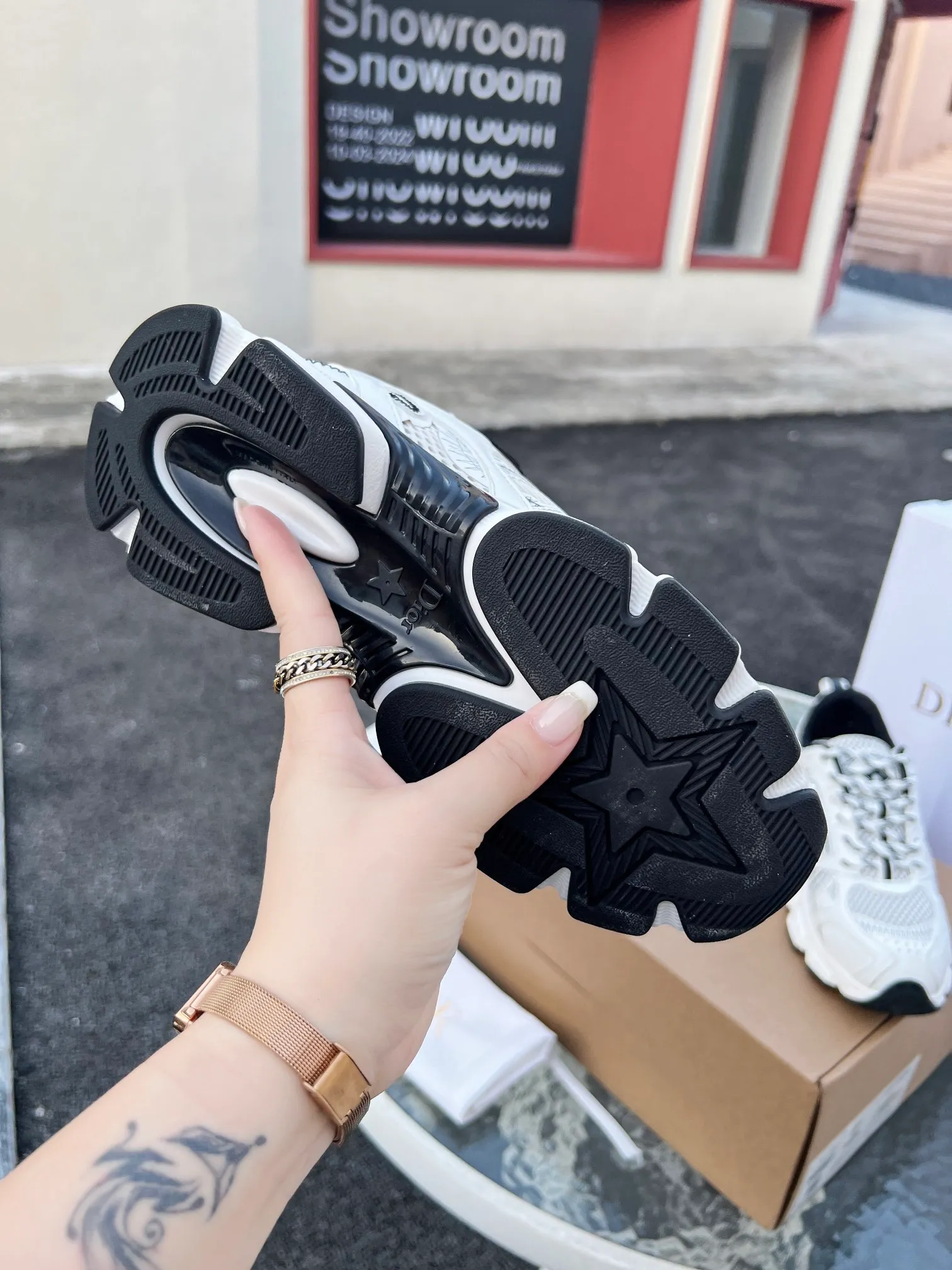 👟👟Ex-factory price 600👟👟 High version couple model🍸 Dior Dior | 2024 ˢˢDilraba, many stars have the same style. L’s 2024 spring and summer new products. The latest popular Chrono series, thick-soled mesh color-blocking running shoes, dad shoes, casual sports shoes series〰 Original purchase, development and production👍🏻This Dior Chrono sneaker is made of white and black mesh fabric with leather effect panels. The CD logo on both sides, the star patch on the tongue and the Dior logo on the heel, many details highlight the style. The two-tone laces, lightweight sole and star embellishment allow for a casual look all year round, complementing a variety of casual or elegant pieces. ♺Upper: Original imported first-layer cowhide + mesh ♺Inner lining: Original customized breathable lining ♺Outsole: Original molded EVA super light and super soft outsole ♺Heel height: 4.5cm ♺Size: Female 35-41 Male 39-45 (Female 40.41 Male 45 customized)